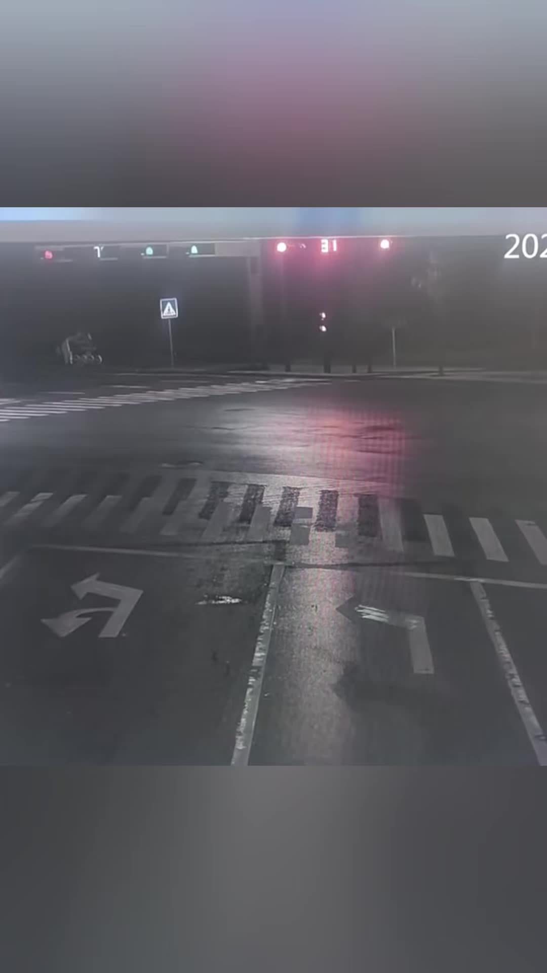 陕西神木市交管大队回应问界汽车碰撞起火事故:灯柱被烧短路、变色,目前正喷漆
